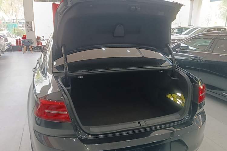 Used Volkswagen Magotan 2017 330TSI DSG Luxury Model Trunk