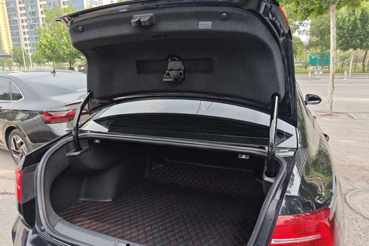 Used Volkswagen Magotan 2017 330TSI DSG Luxury Model Trunk