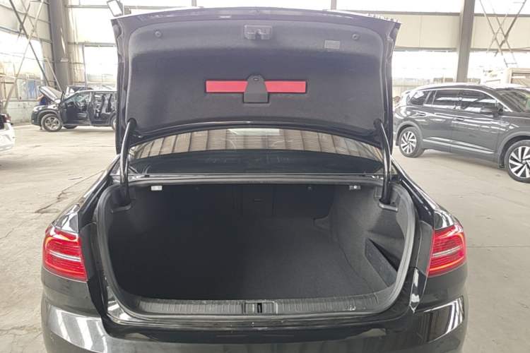 Used Volkswagen Magotan 2017 330TSI DSG Luxury Model Trunk