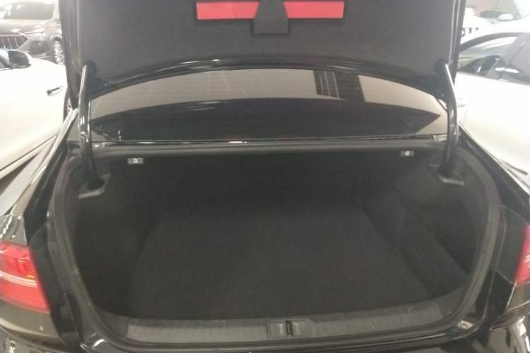 Used Volkswagen Magotan 2017 330TSI DSG Luxury Model Trunk