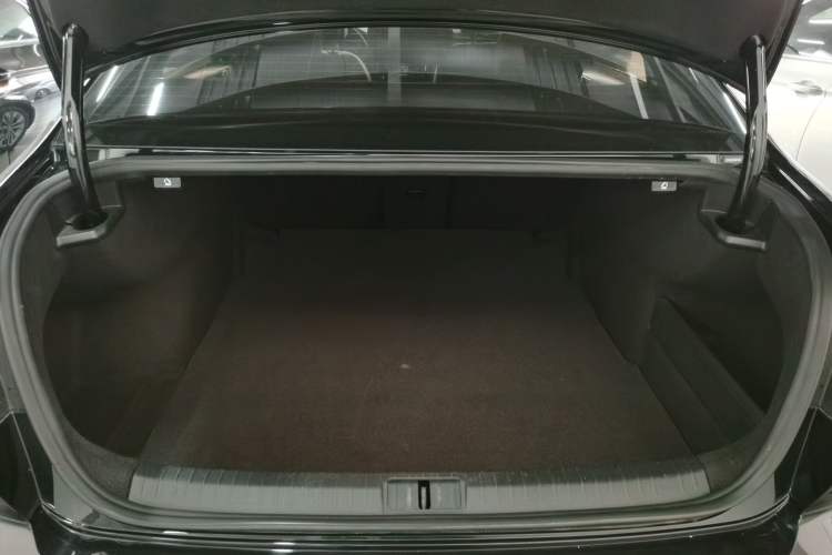 Used Volkswagen Magotan 2017 330TSI DSG Luxury Model Trunk