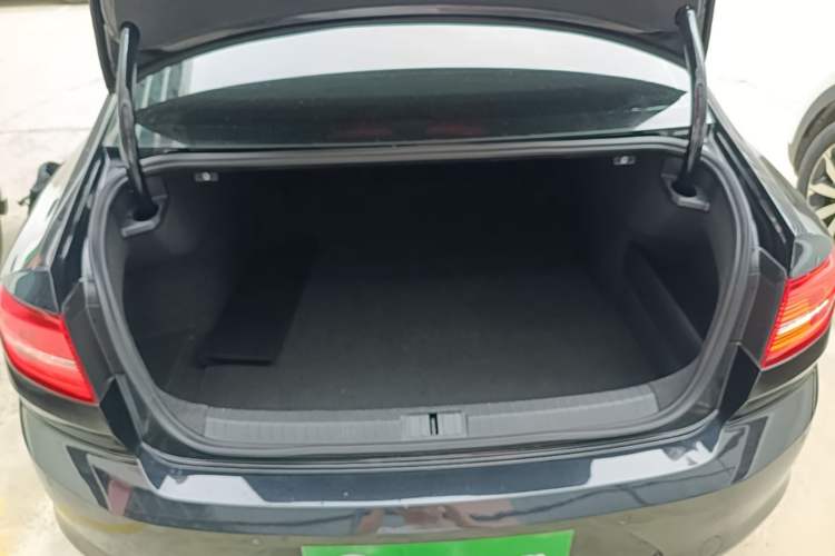 Used Volkswagen Magotan 2017 330TSI DSG Luxury Model Trunk
