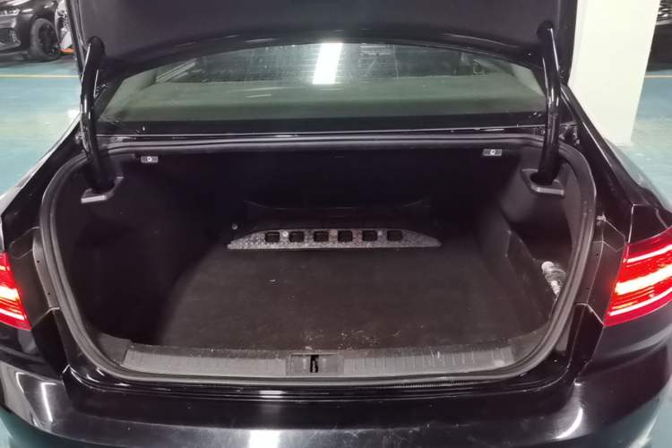 Used Volkswagen Magotan 2017 330TSI DSG Luxury Model Trunk