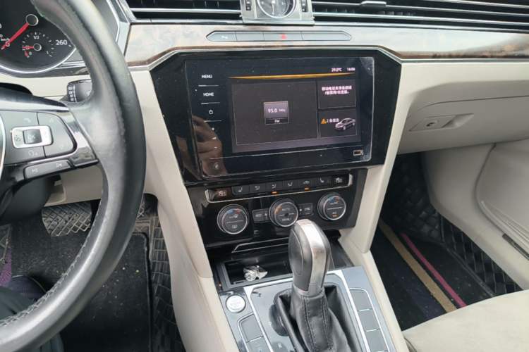 Used Volkswagen Magotan 2017 330TSI DSG Luxury Model Audio And AC Panel