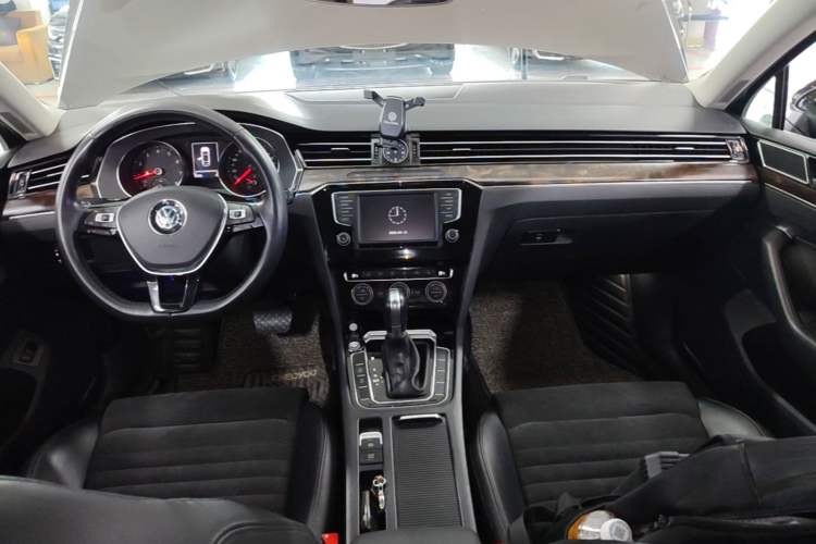 Used Volkswagen Magotan 2017 330TSI DSG Luxury Model Center Console