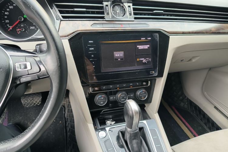 Used Volkswagen Magotan 2017 330TSI DSG Luxury Model Center Console