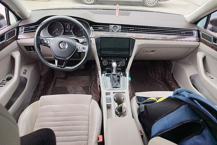 Used Volkswagen Magotan 2017 330TSI DSG Luxury Model Center Console