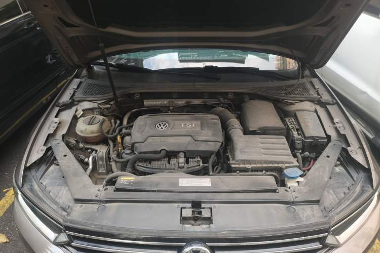 Used Volkswagen Magotan 2017 330TSI DSG Luxury Model Engine Bay