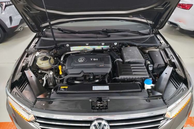 Used Volkswagen Magotan 2017 330TSI DSG Luxury Model Engine Bay