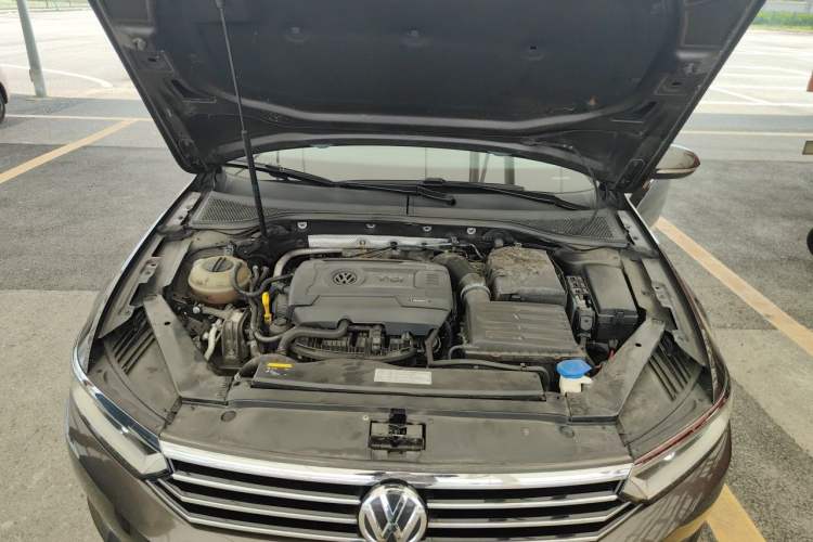 Used Volkswagen Magotan 2017 330TSI DSG Luxury Model Engine Bay