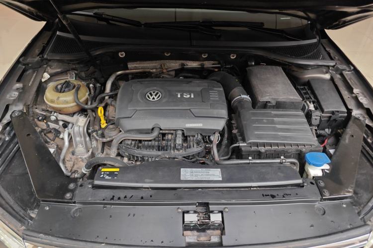 Used Volkswagen Magotan 2017 330TSI DSG Luxury Model Engine Bay