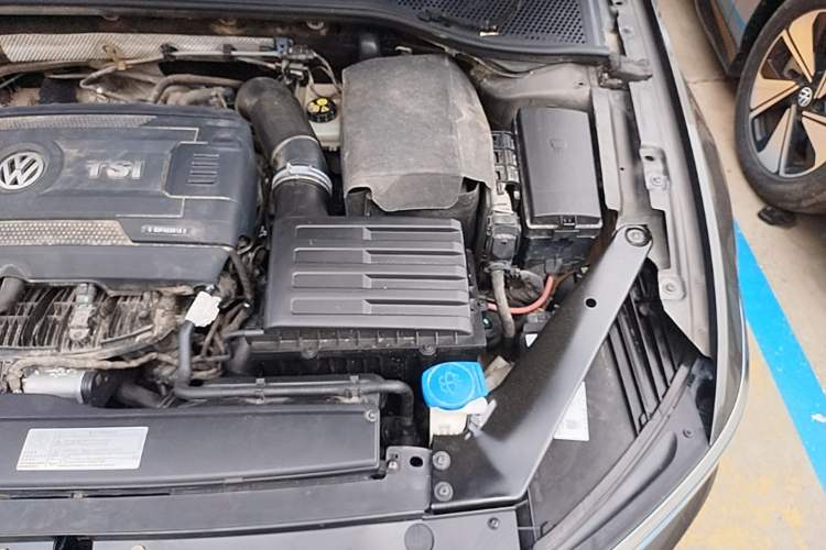 Used Volkswagen Magotan 2017 330TSI DSG Luxury Model Engine Bay Left