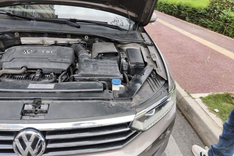 Used Volkswagen Magotan 2017 330TSI DSG Luxury Model Engine Bay Left