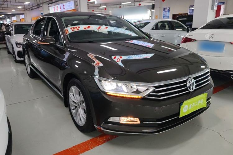 Used Volkswagen Magotan 2017 330TSI DSG Luxury Model Front Right 45 Deg