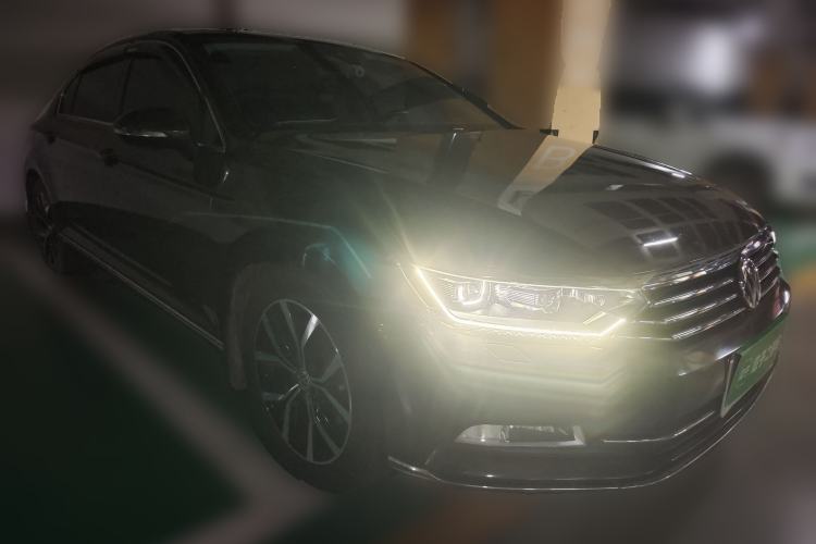 Used Volkswagen Magotan 2017 330TSI DSG Luxury Model Front Right 45 Deg