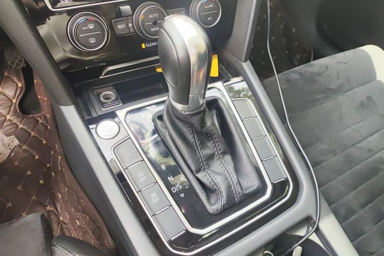 Used Volkswagen Magotan 2017 380TSI DSG Prestige Edition Gear Lever