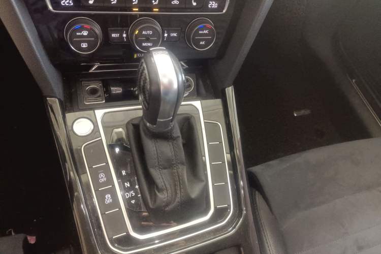 Used Volkswagen Magotan 2017 380TSI DSG Prestige Edition Gear Lever
