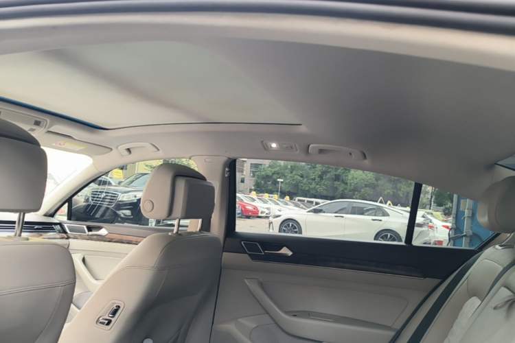 Used Volkswagen Magotan 2017 330TSI DSG Luxury Model Headliner