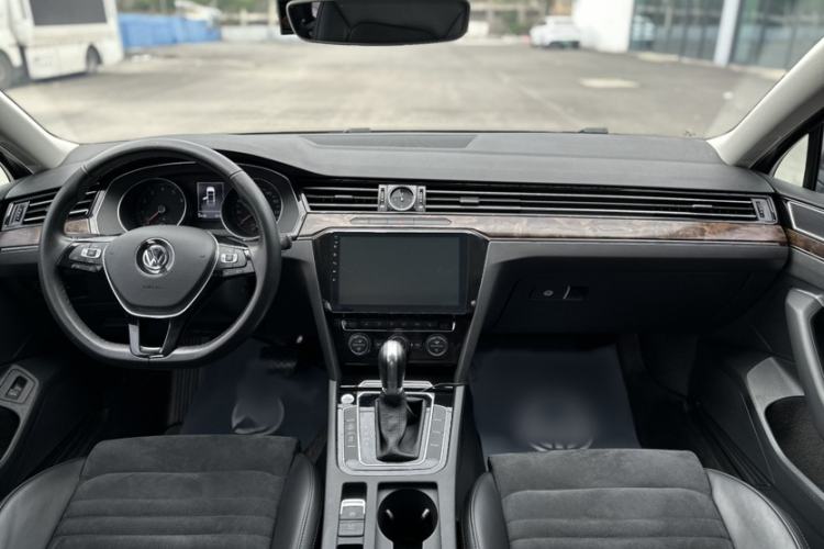 Used Volkswagen Magotan 2017 330TSI DSG Luxury Model Interior 1