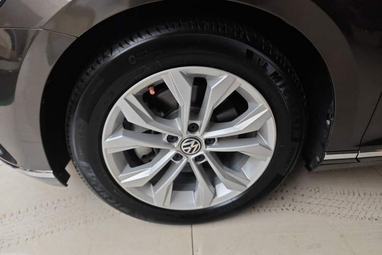Used Volkswagen Magotan 2017 330TSI DSG Luxury Model Left Front Wheel Hub