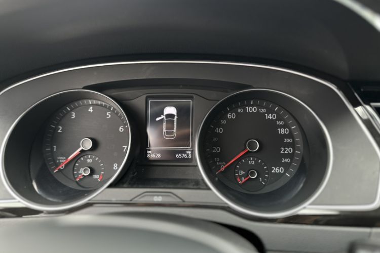 Used Volkswagen Magotan 2017 330TSI DSG Luxury Model Odometer Close Up