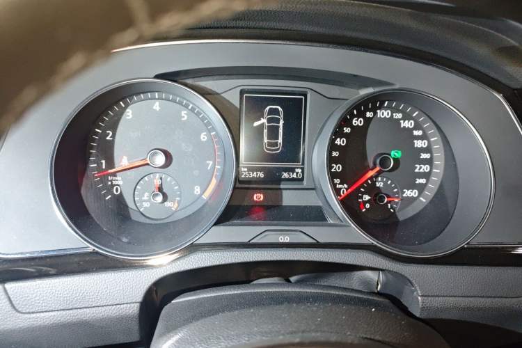 Used Volkswagen Magotan 2017 330TSI DSG Luxury Model Odometer Close Up