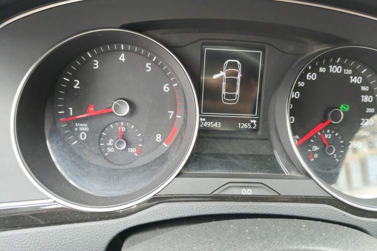 Used Volkswagen Magotan 2017 330TSI DSG Luxury Model Odometer Close Up