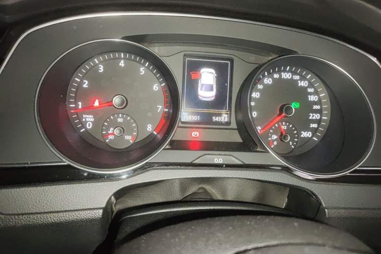 Used Volkswagen Magotan 2017 330TSI DSG Luxury Model Odometer Close Up