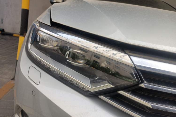 Used Volkswagen Magotan 2017 380TSI DSG Prestige Edition Right Front Headlight