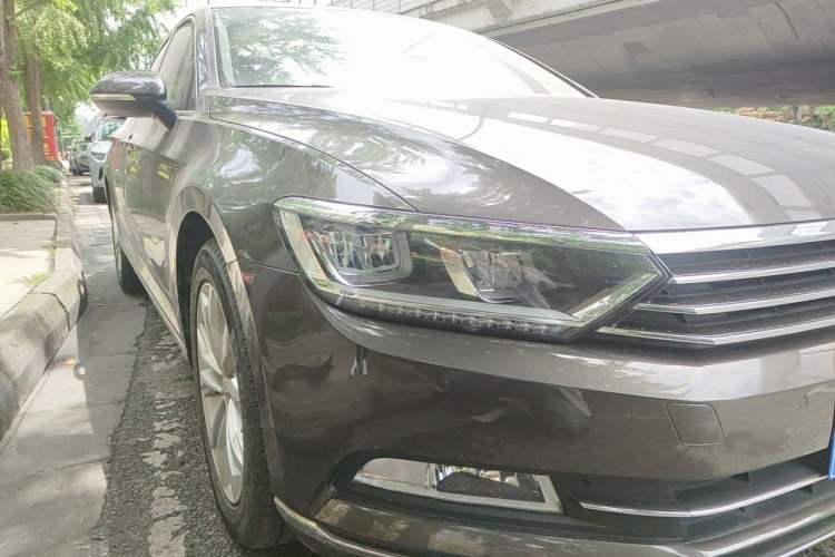 Used Volkswagen Magotan 2017 330TSI DSG Luxury Model Right Front Headlight
