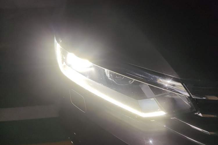 Used Volkswagen Magotan 2017 330TSI DSG Luxury Model Right Front Headlight