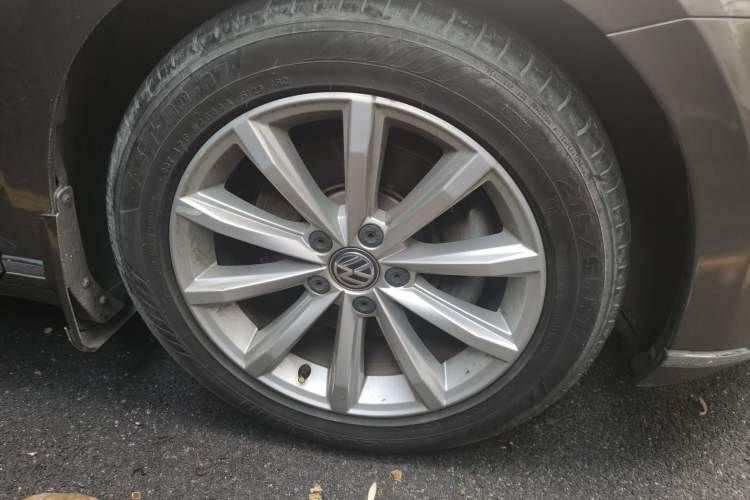 Used Volkswagen Magotan 2017 330TSI DSG Luxury Model Right Front Wheel Hub