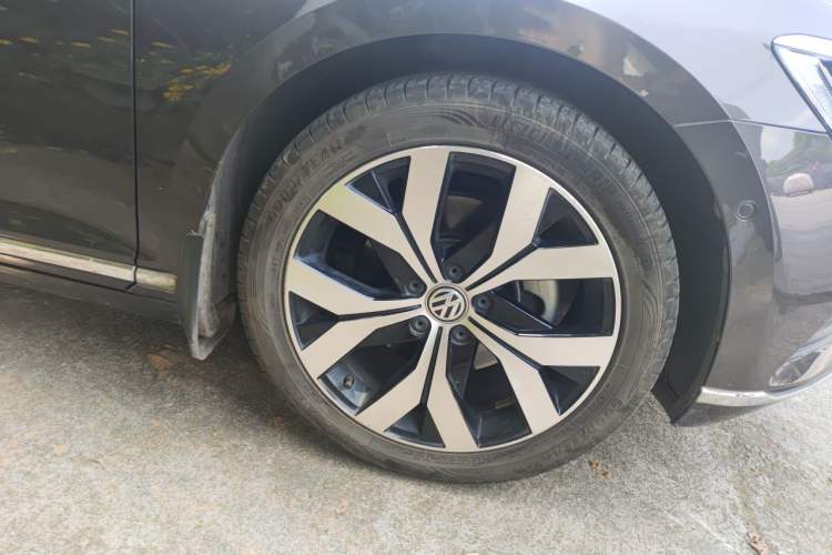 Used Volkswagen Magotan 2017 380TSI DSG Prestige Edition Right Front Wheel Hub