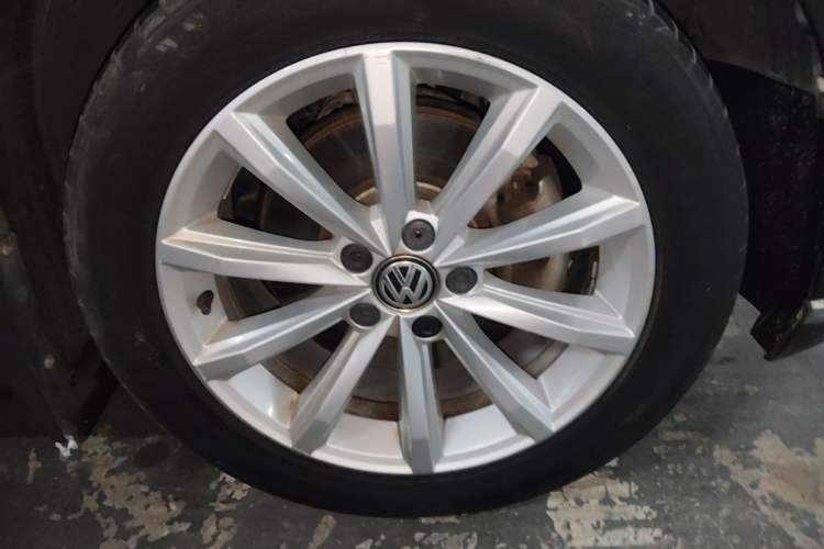 Used Volkswagen Magotan 2017 330TSI DSG Leading Model Right Front Wheel Hub