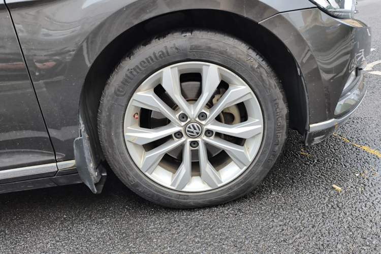 Used Volkswagen Magotan 2017 380TSI DSG Luxury Model Right Front Wheel Hub