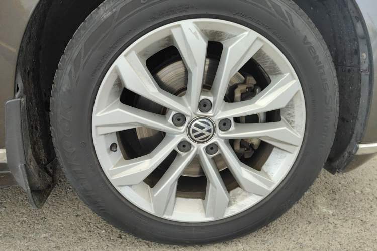 Used Volkswagen Magotan 2017 330TSI DSG Luxury Model Right Front Wheel Hub
