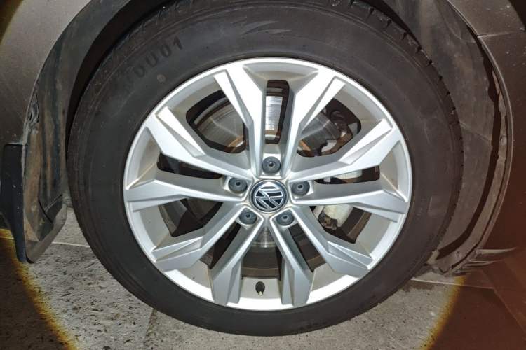 Used Volkswagen Magotan 2017 330TSI DSG Luxury Model Right Front Wheel Hub