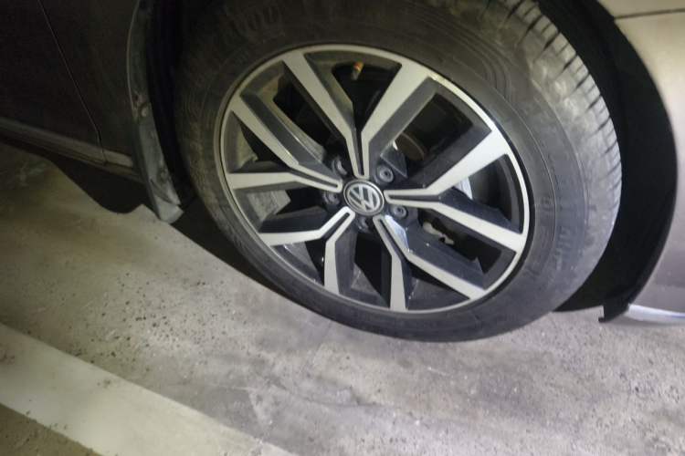 Used Volkswagen Magotan 2017 330TSI DSG Luxury Model Right Front Wheel Hub