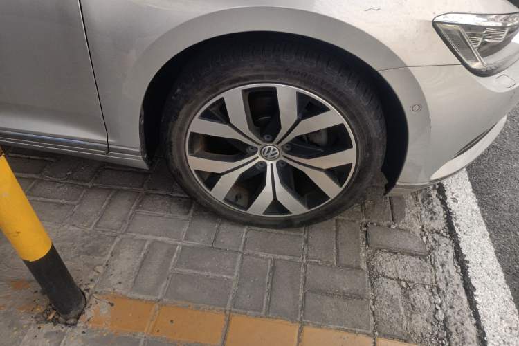 Used Volkswagen Magotan 2017 380TSI DSG Prestige Edition Right Front Wheel Hub