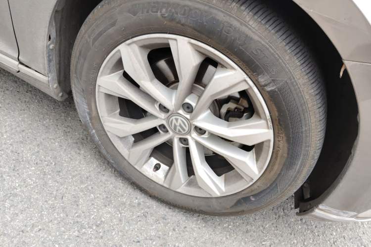 Used Volkswagen Magotan 2017 330TSI DSG Luxury Model Right Front Wheel Hub