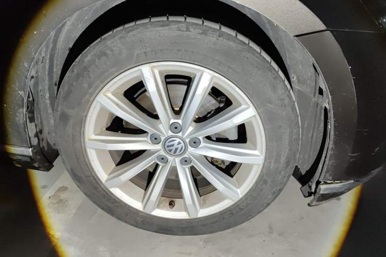 Used Volkswagen Magotan 2017 330TSI DSG Leading Model Right Front Wheel Hub