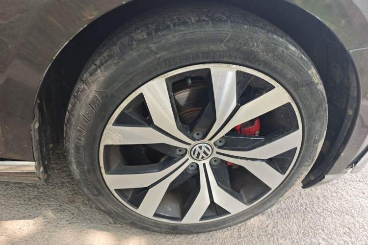 Used Volkswagen Magotan 2017 380TSI DSG Prestige Edition Right Front Wheel Hub