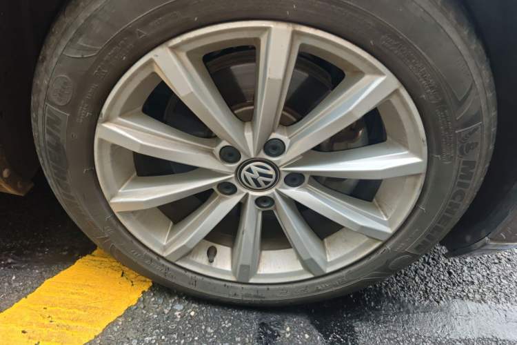 Used Volkswagen Magotan 2017 330TSI DSG Leading Model Right Front Wheel Hub