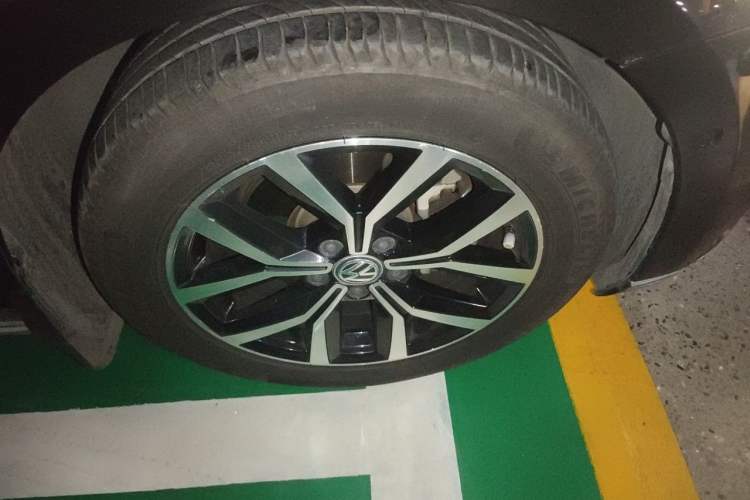 Used Volkswagen Magotan 2017 330TSI DSG Luxury Model Right Front Wheel Hub