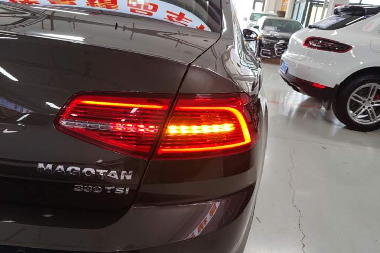 Used Volkswagen Magotan 2017 330TSI DSG Luxury Model Right Rear Taillight