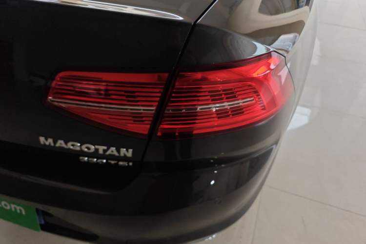 Used Volkswagen Magotan 2017 330TSI DSG Luxury Model Right Rear Taillight