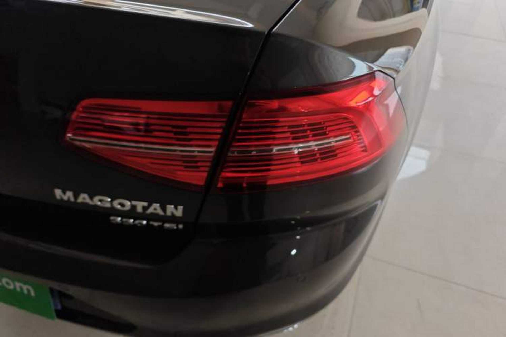 Used Volkswagen Magotan 2017 330TSI DSG Luxury Model Right Rear Taillight