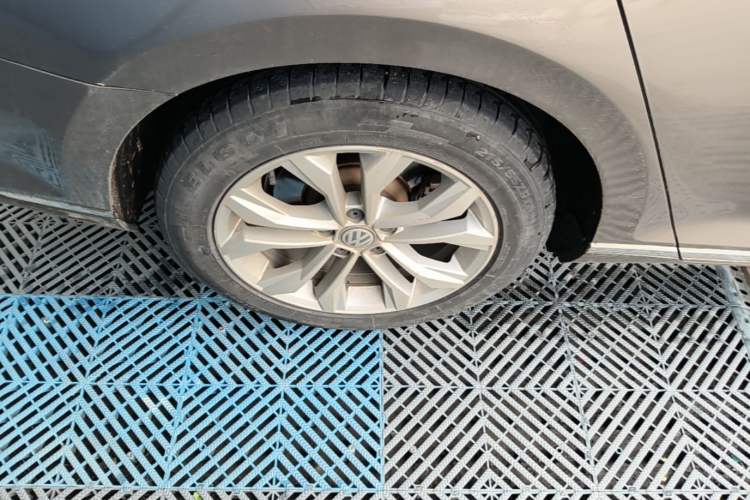 Used Volkswagen Magotan 2017 330TSI DSG Luxury Model Right Rear Wheel Hub