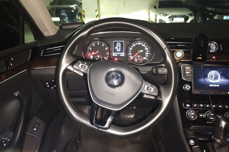 Used Volkswagen Magotan 2017 330TSI DSG Luxury Model Steering Wheel