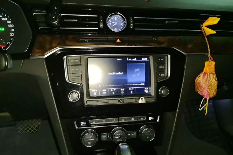 Used Volkswagen Magotan 2017 330TSI DSG Luxury Model Audio And AC Panel